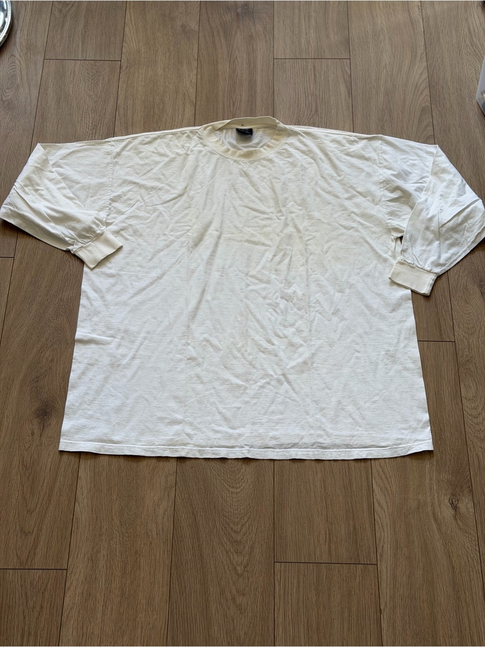 Galaxy By Harvic Cream/White Long-Sleeve Crewneck Tee
